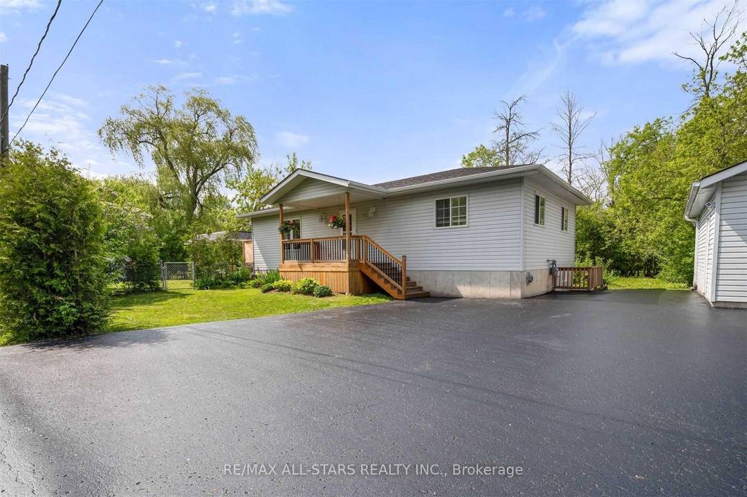 Lovely And Fully Updated 1 Bedroom Office Den Lower Level Unit Located In Desirable North Keswick.