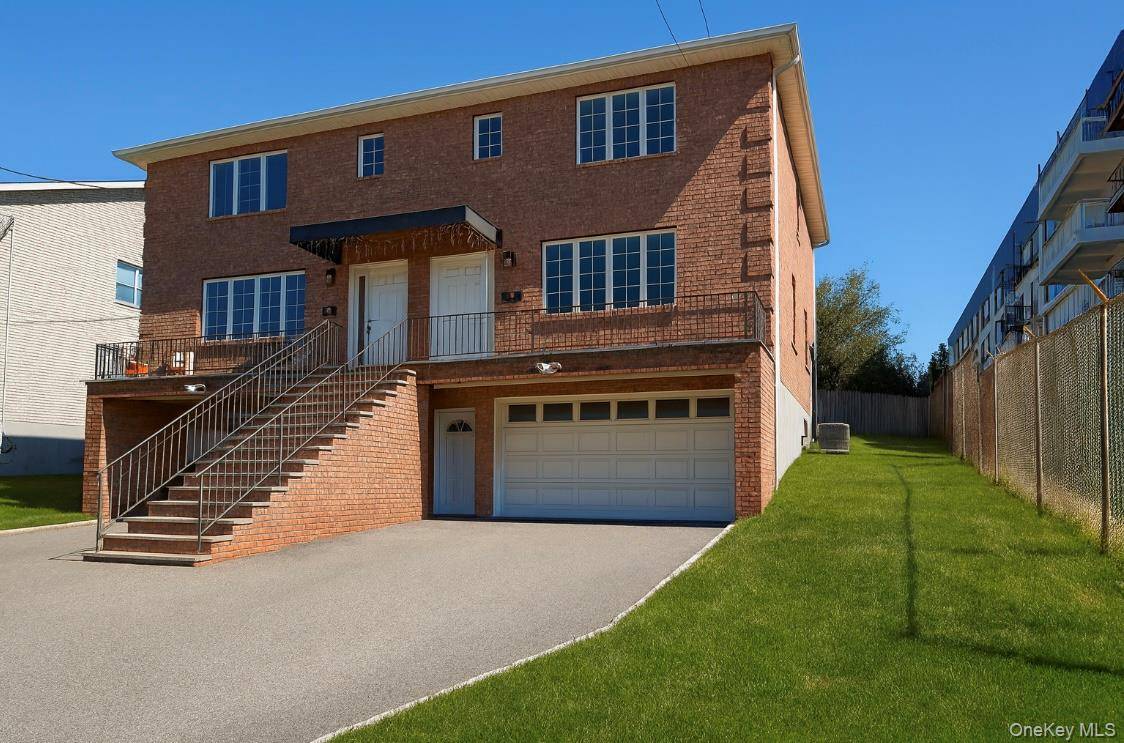 Bright 3 Bedroom Duplex with Garage Parking Walk to Schools amp ; Shops !
