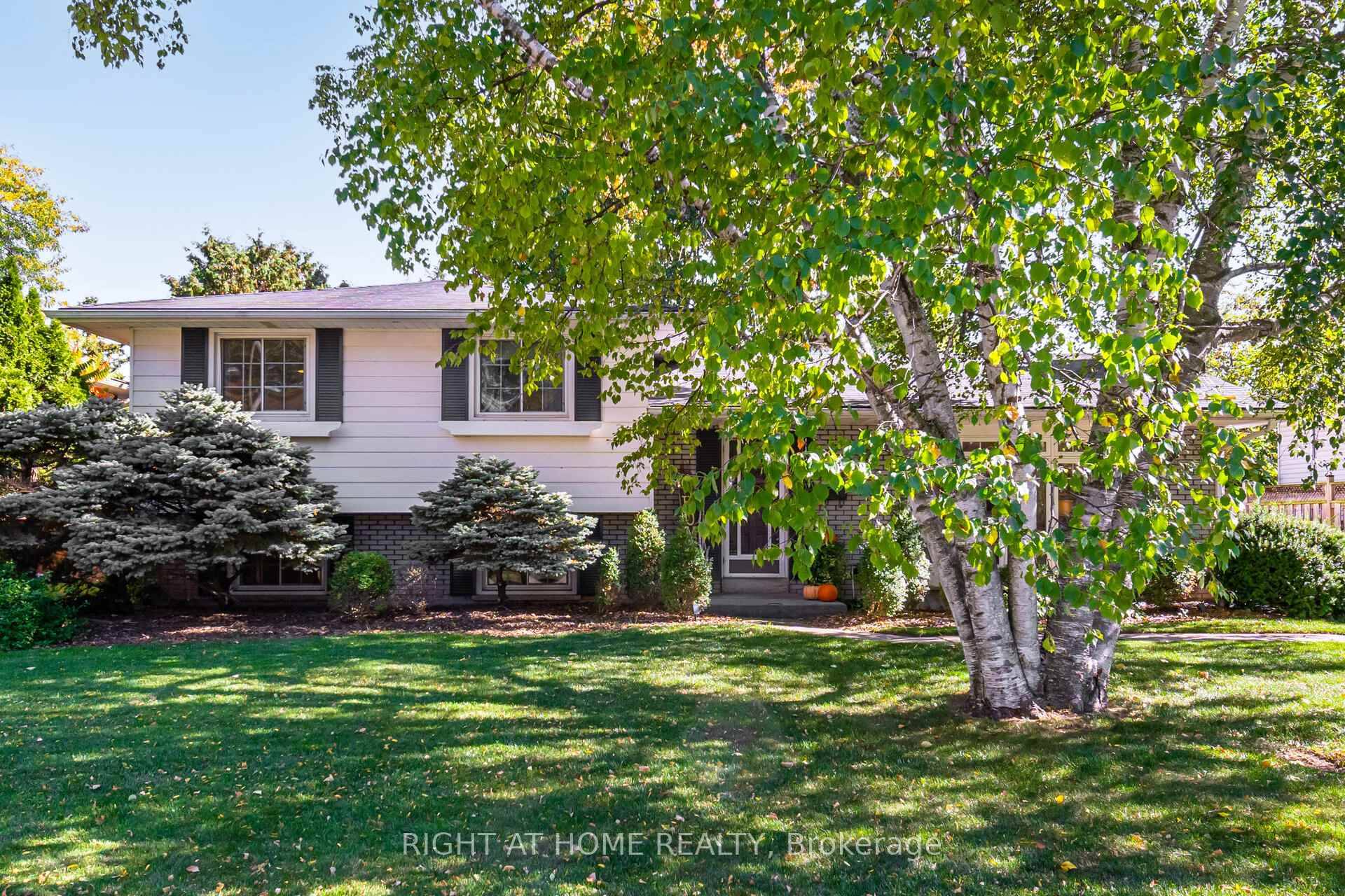 WOW WOW WOW Gorgeous Detached 4 Level Sidesplit Home in Sought after Elizabeth Gardens Neighbourhood In South Burlington.