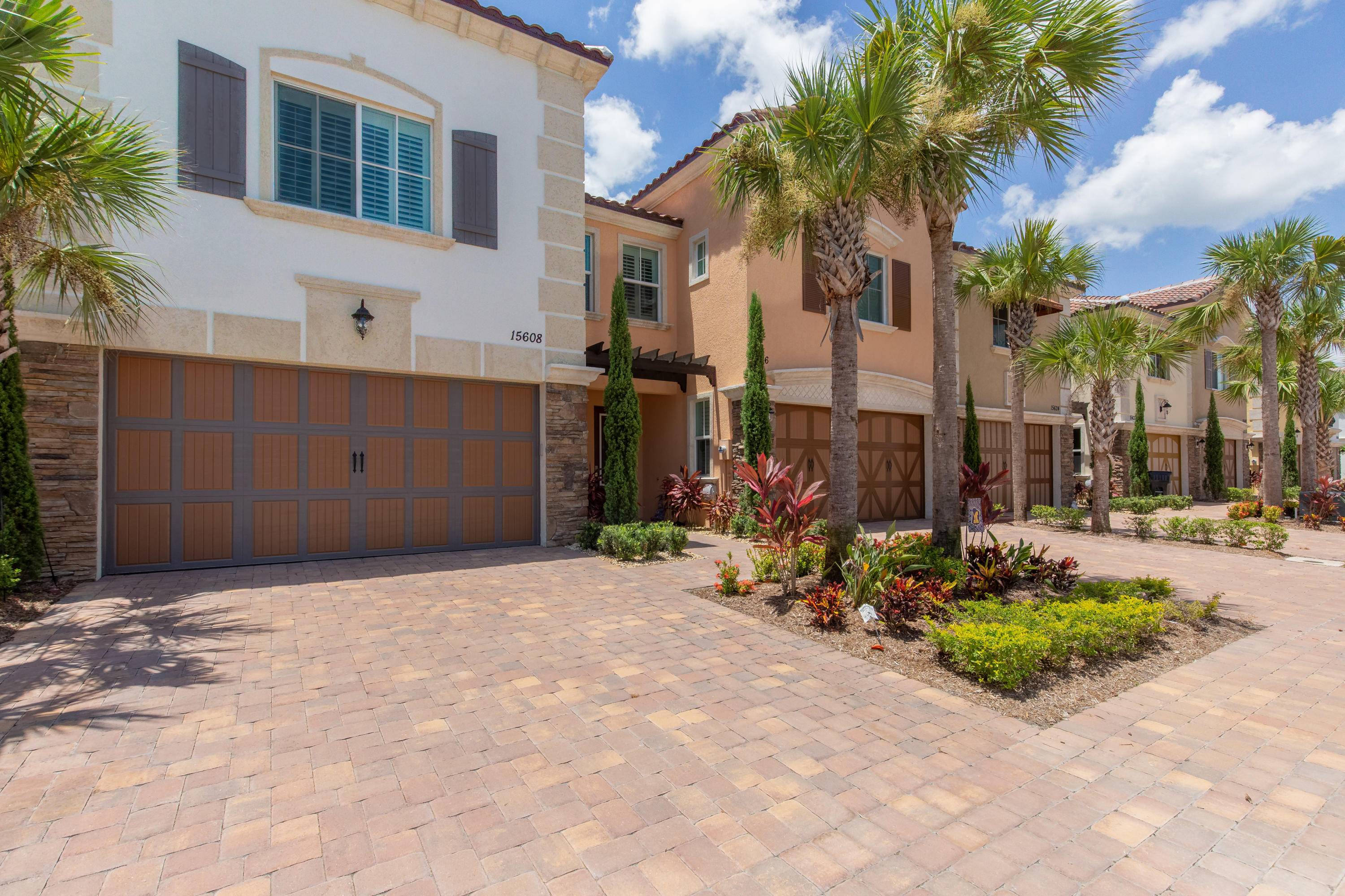 Golf course vistas ! Available furnished !