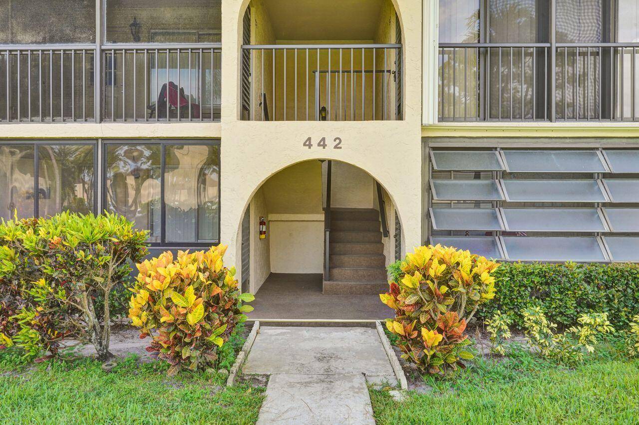 Beautifully maintained 2 bed 2 bath condo offers a perfect blend of comfort, convenience, and style.