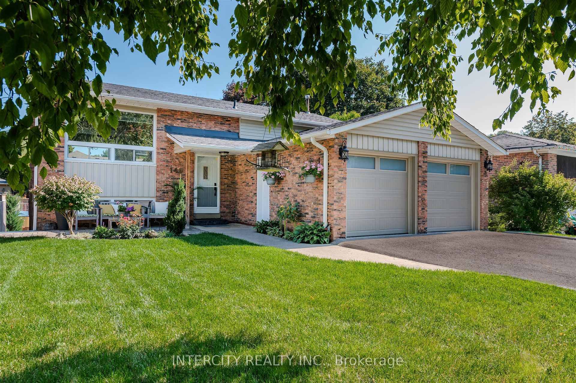 Welcome to 146 Connaught a quiet beautiful child friendly street, a meticulously maintained raised bungalow with recently upgraded finishes, nicely landscaped front and back 18 by 36 salt water pool ...