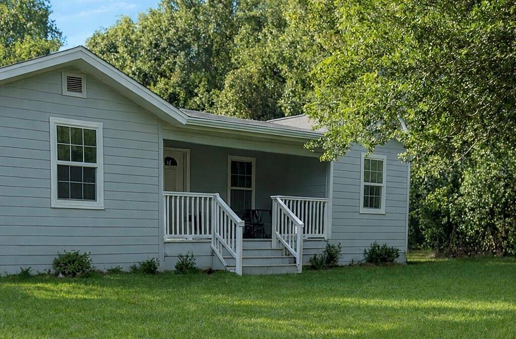 Welcome to this beautifully fully renovated rental property situated on a spacious 3 4 acre lot in the heart of Holly Hill.