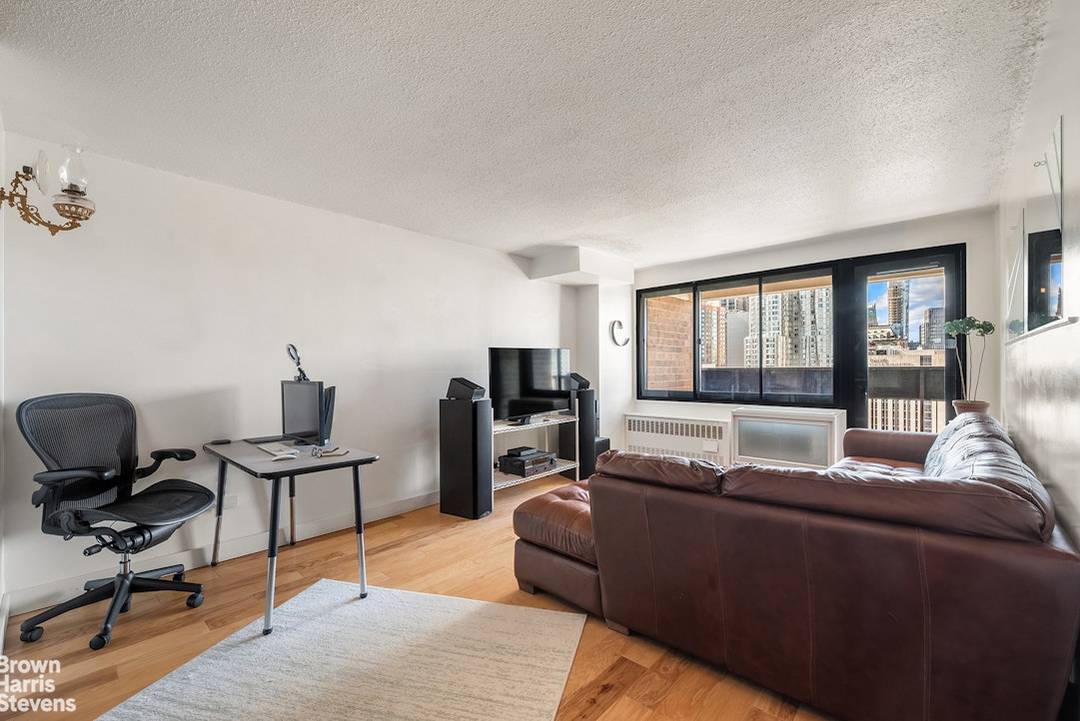 Step into this sun drenched, top floor renvoated one bedroom home and you're immediately struck by the brightness painted throughout in crisp white with an open, airy, loft like layout ...