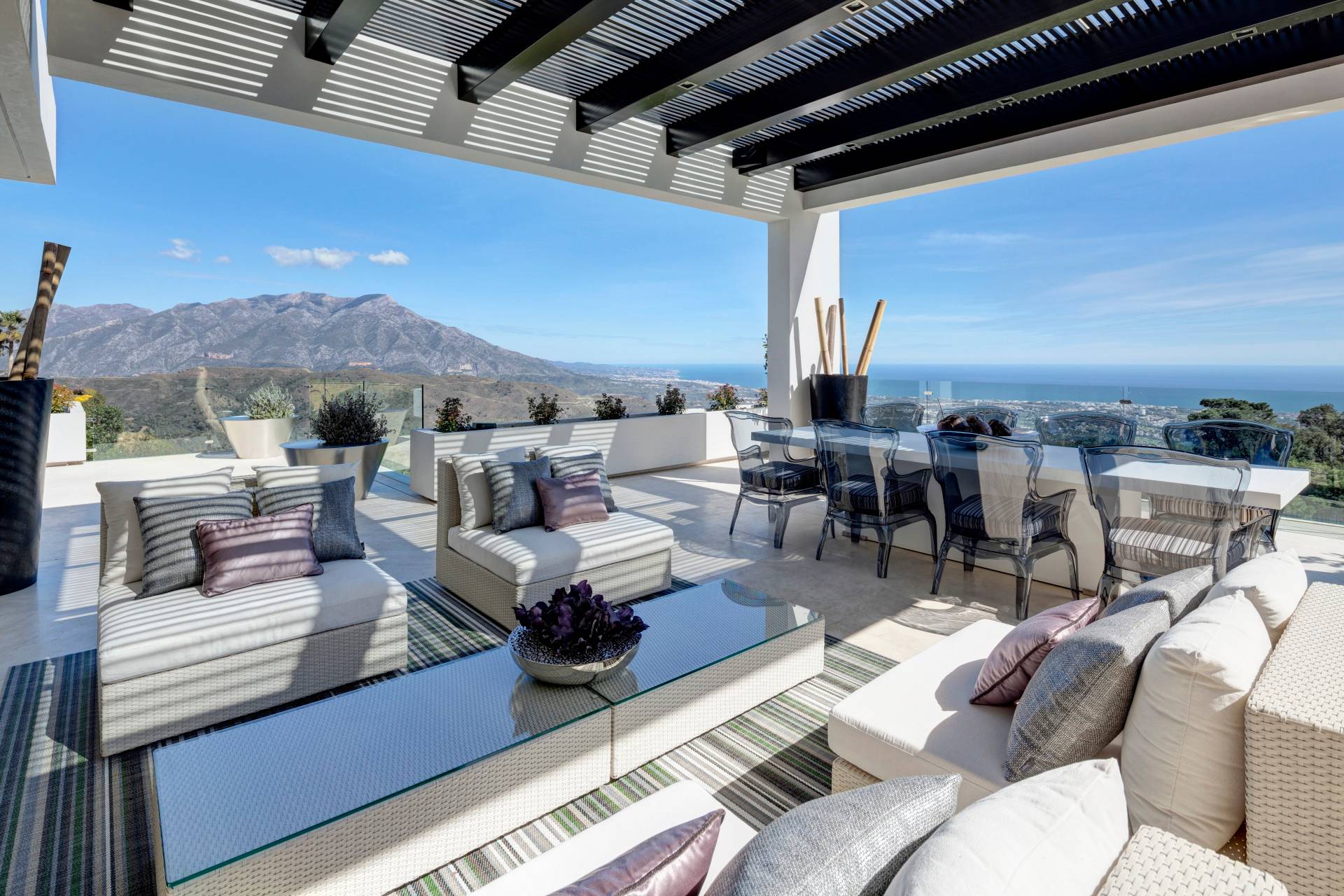 This luxury villa with infinity swimming pool and fantastic panoramic views towards the sea and mountains is located in the protected natural area of La Zagaleta Country Club, one of ...