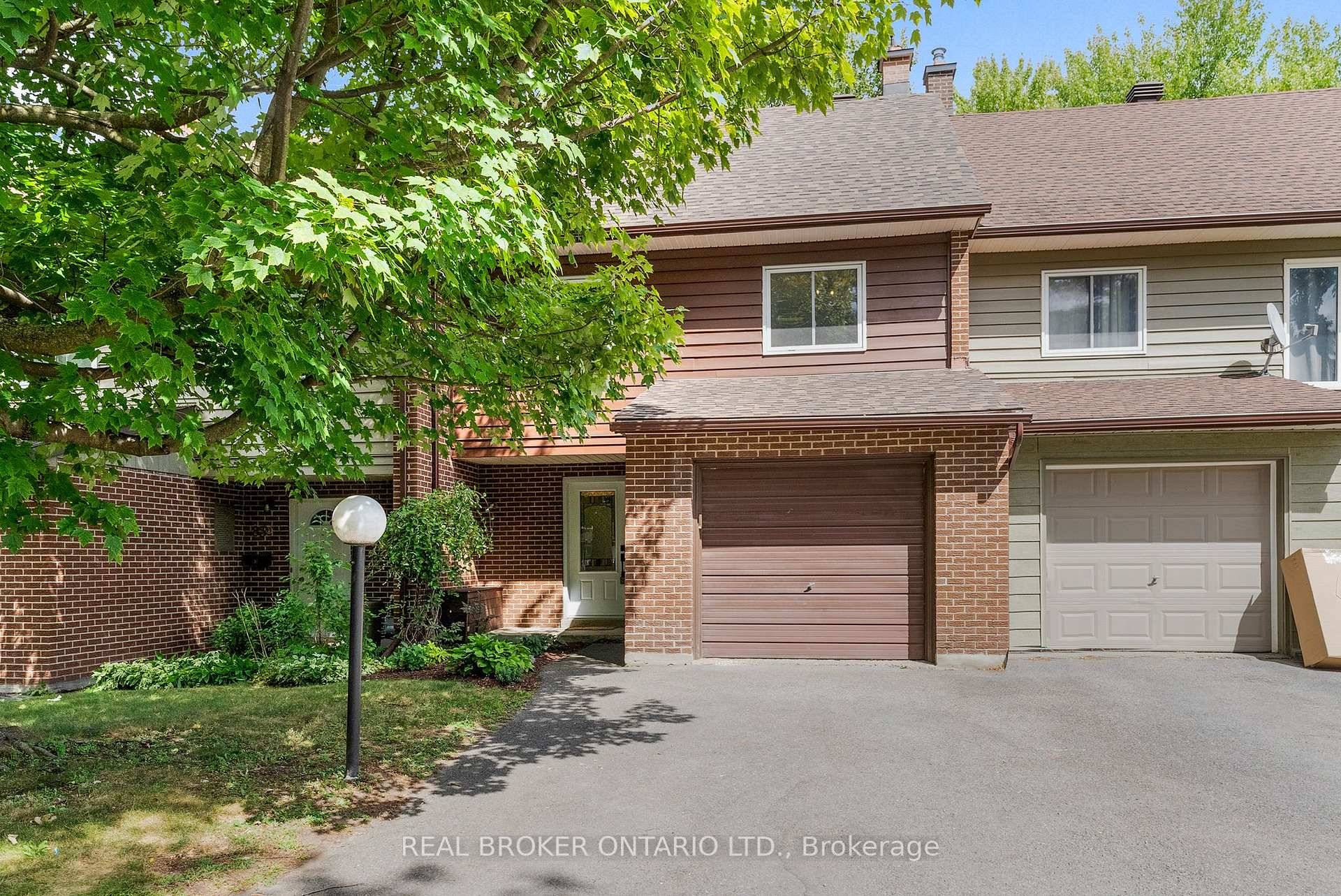 Wow ! Welcome to this stunning 4 bedroom condominium townhome located in the extremely popular neighbourhood of Blackburn Hamlet.