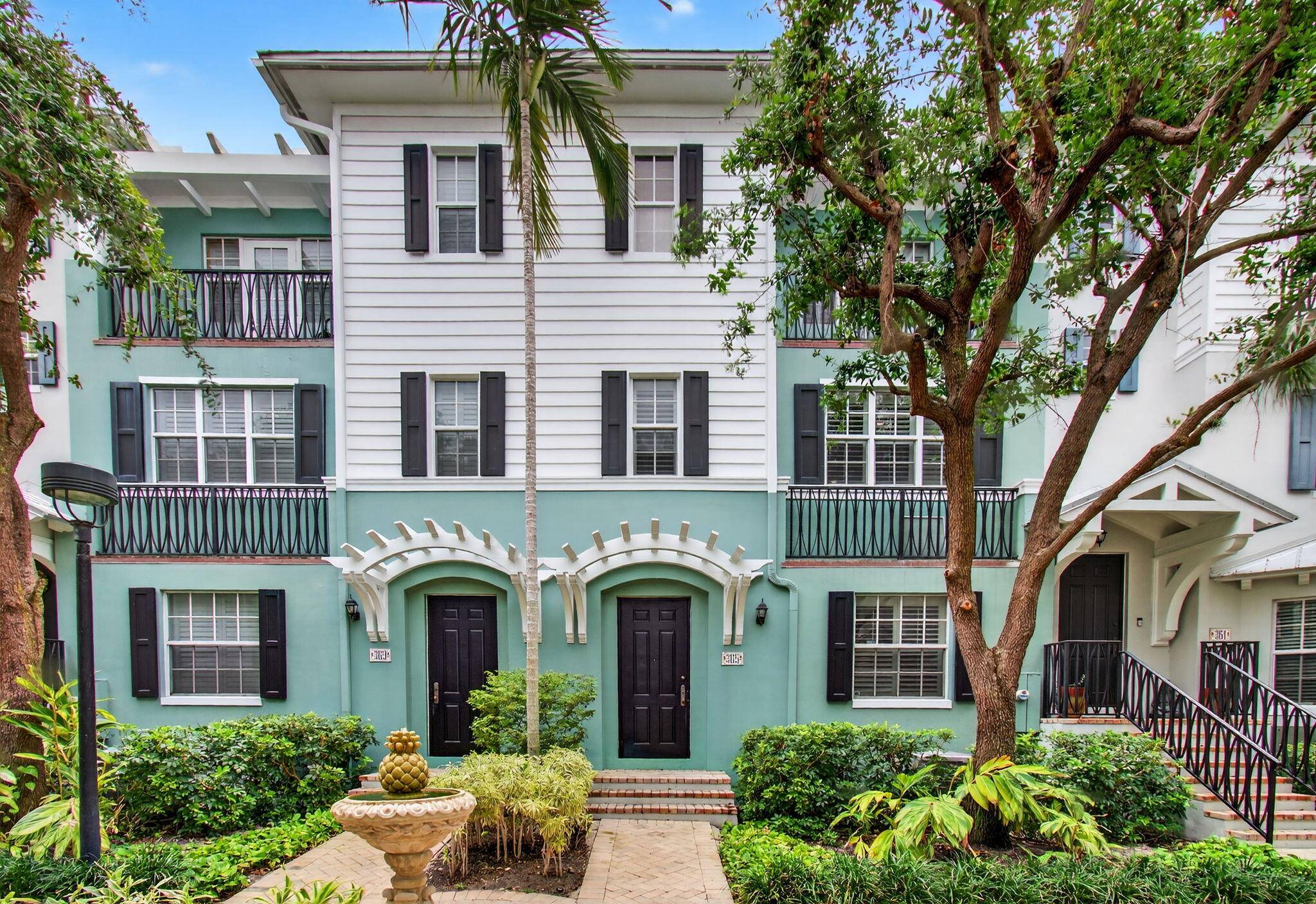 Perfectly nestled in the lushly landscaped courtyard of sought after Mallory Square, this light filled 3 bed, 3.