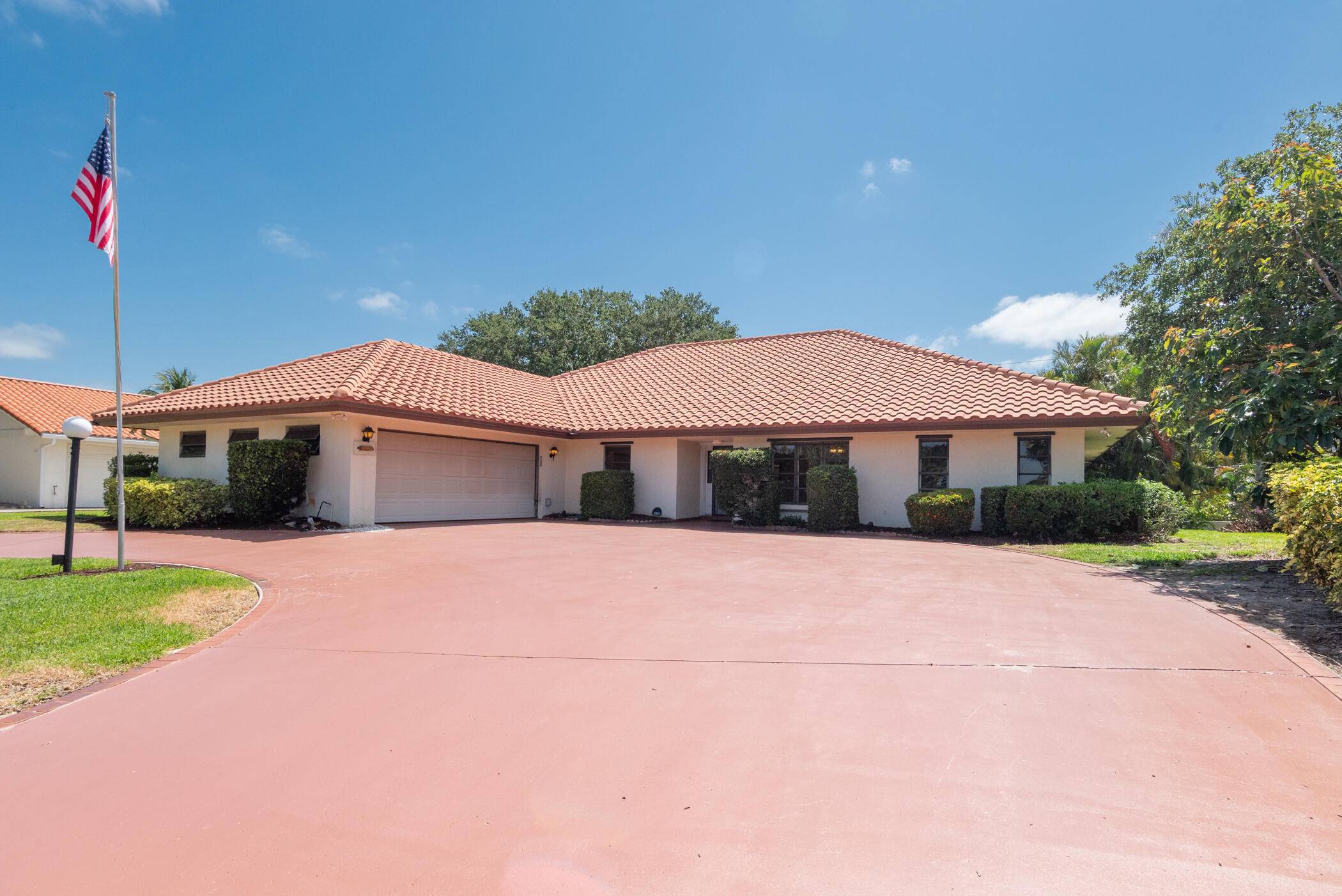 The desirable Yacht Country Club of Stuart has a rare opportunity for someone desiring to design their own Dream Home.