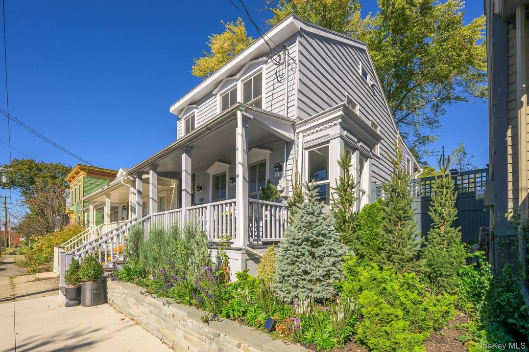 A Perfect Hudson Escape where historic charm meets modern comfort !