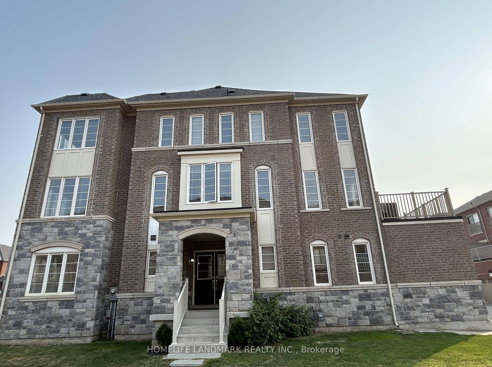 Exquisite Townhome three storey, 2, 600 sqft.