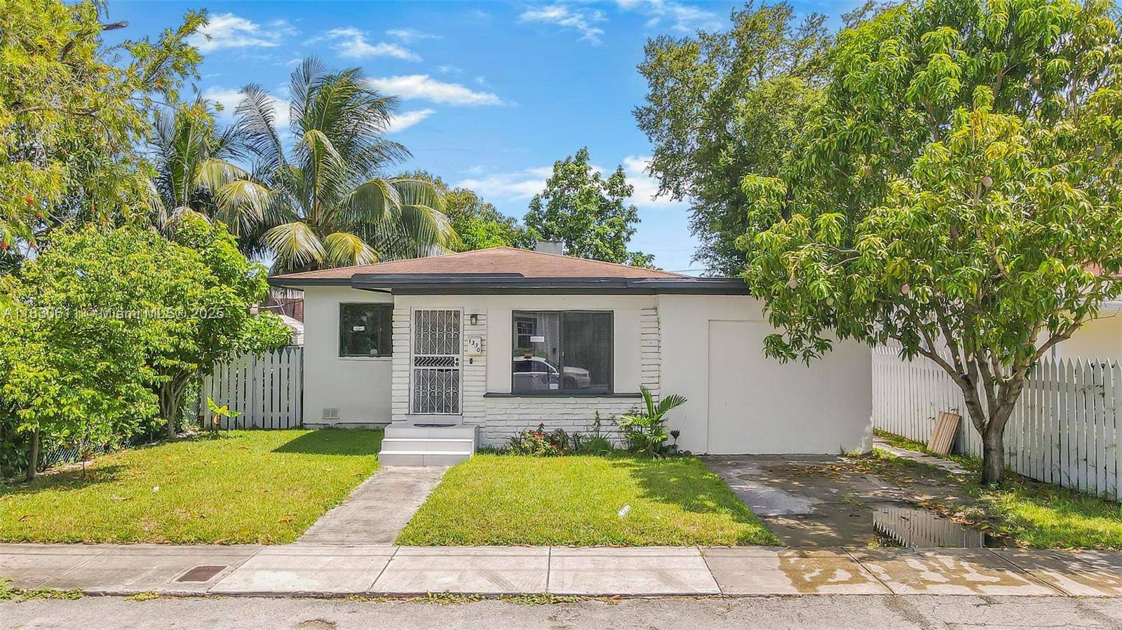 HOUSE WITH EFFICIENCY ! This property is full of potential, perfect for investors or buyers looking to put their personal touch on a home.