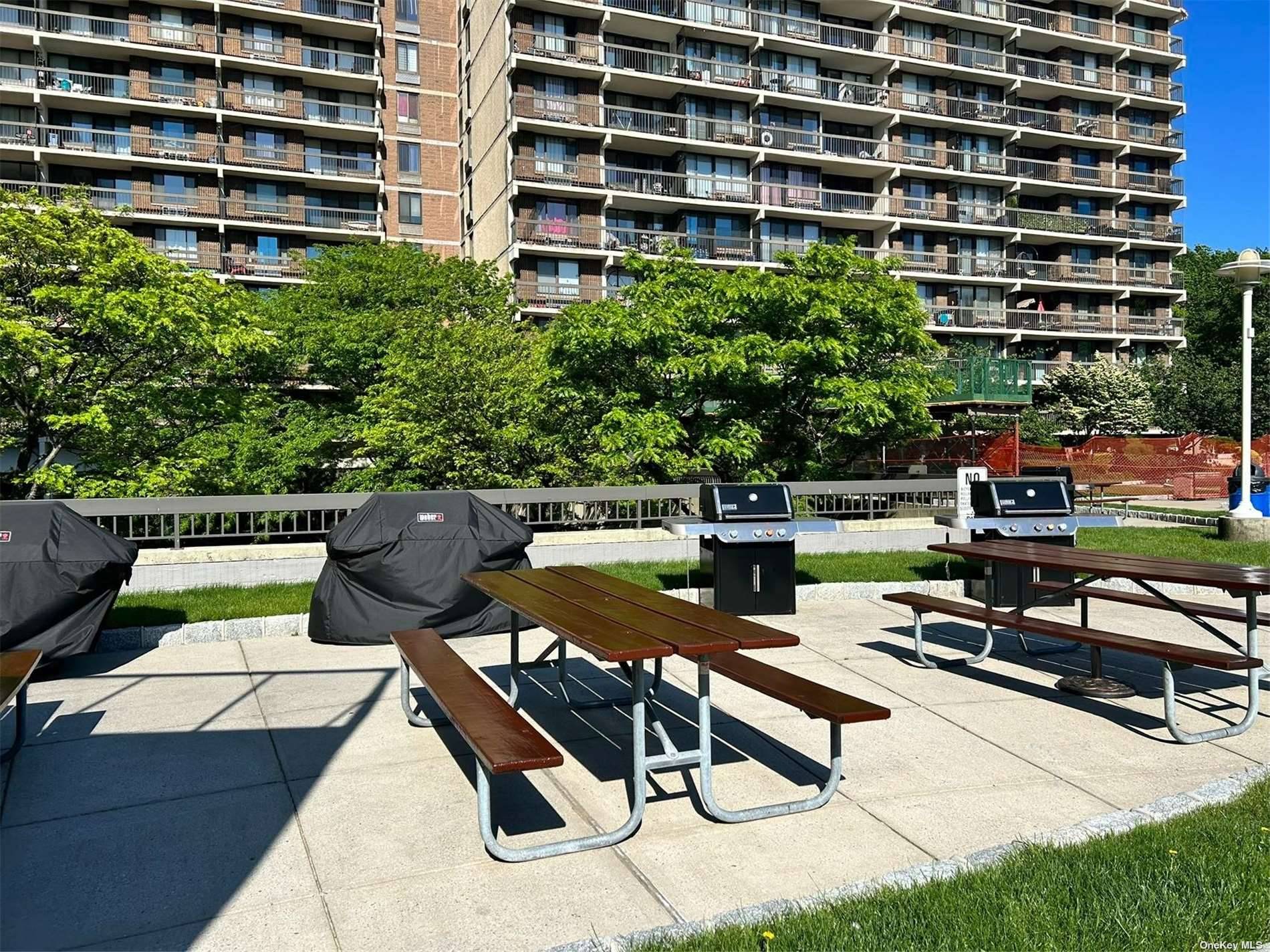 Spacious 2beds 2baths 1 Balcony Condo in a luxury high rise featuring gorgeous view of the city and bridges.