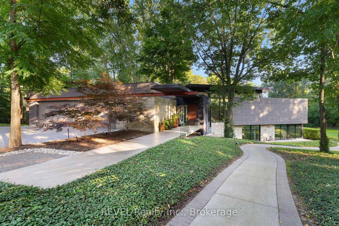 Architectural majesty and artistic risk define luxury for this modern bungalow estate in the charming township of Fonthill.