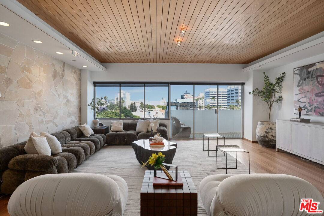 7135   Hollywood Blvd 1BR Hollywood Hills East La