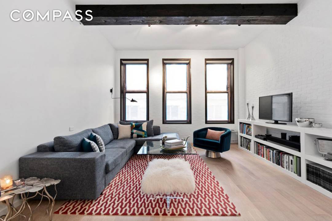 Welcome to luxury living in the heart of Manhattan !