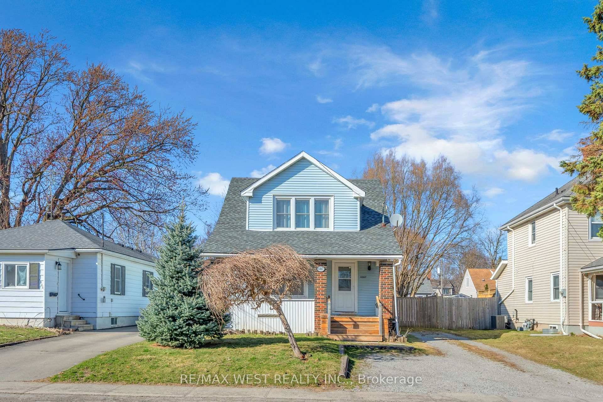 Charming, Well Maintained Detached Home in a Prime Location !