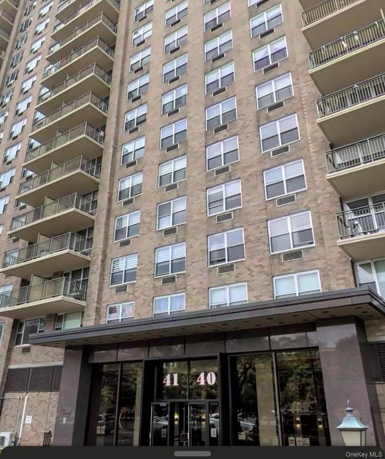 One Bedroom apartment in Down town flushing.