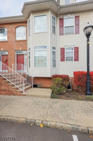 COMMUTERS DREAM BEAUTIFULLY REMODELED UPGRADED 3 BD, 2.