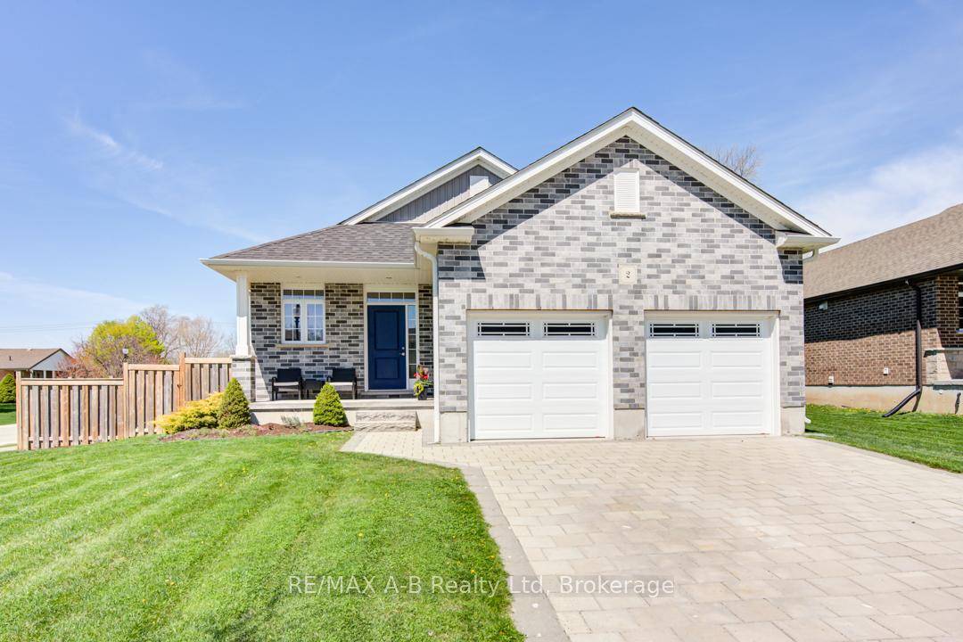 Welcome to this charming detached bungalow, ideally located on a spacious corner lot in a quiet cul de sac.