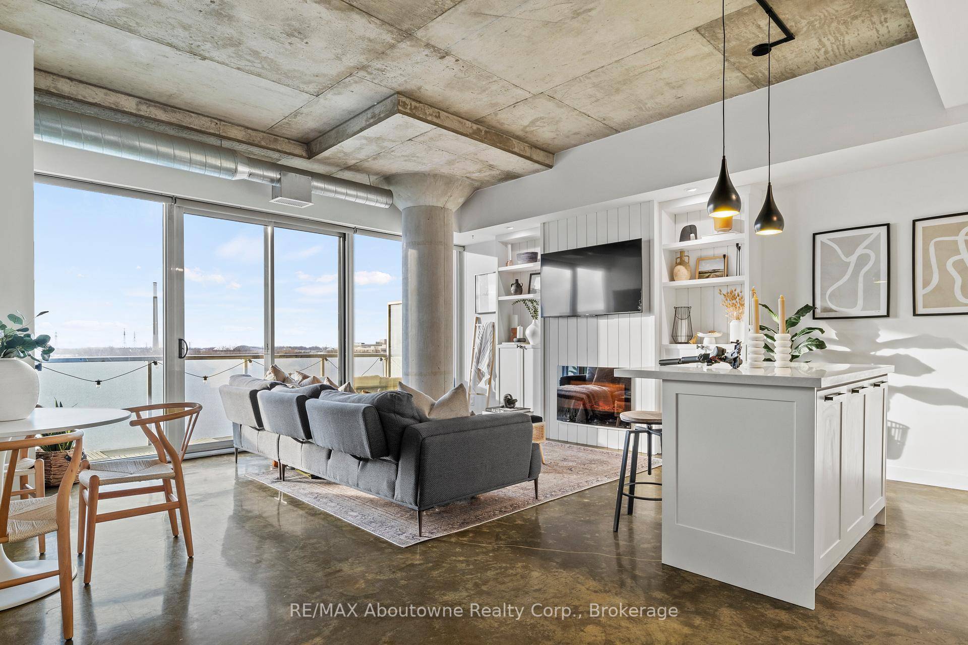 Now is your chance to rent in The Printing Lofts where modern conveniences meet timeless Toronto history.