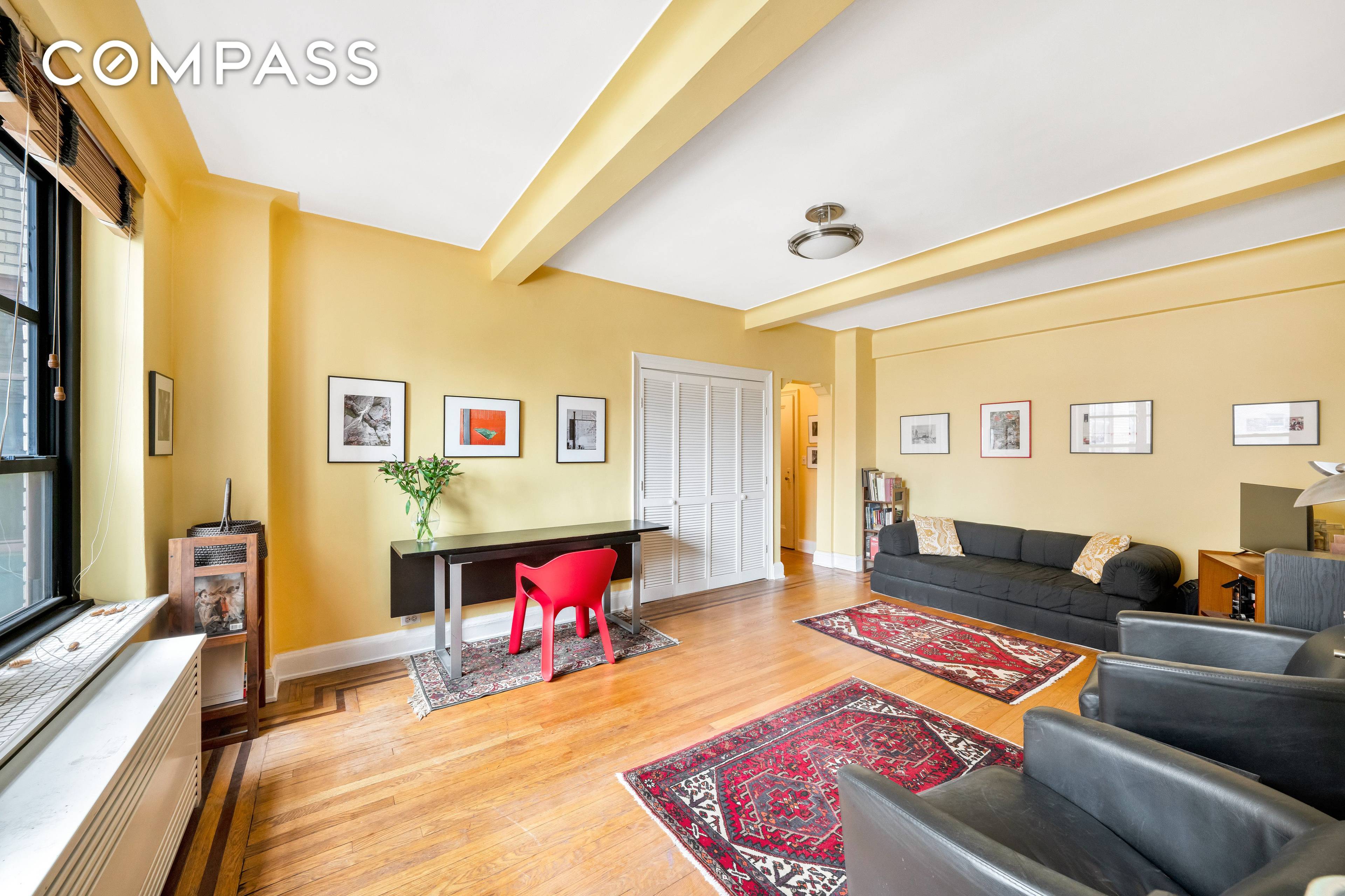 10M is a high floor studio in Gramercy House with expansive northern views showcasing some of the city s most iconic buildings, including the Chrysler Building.