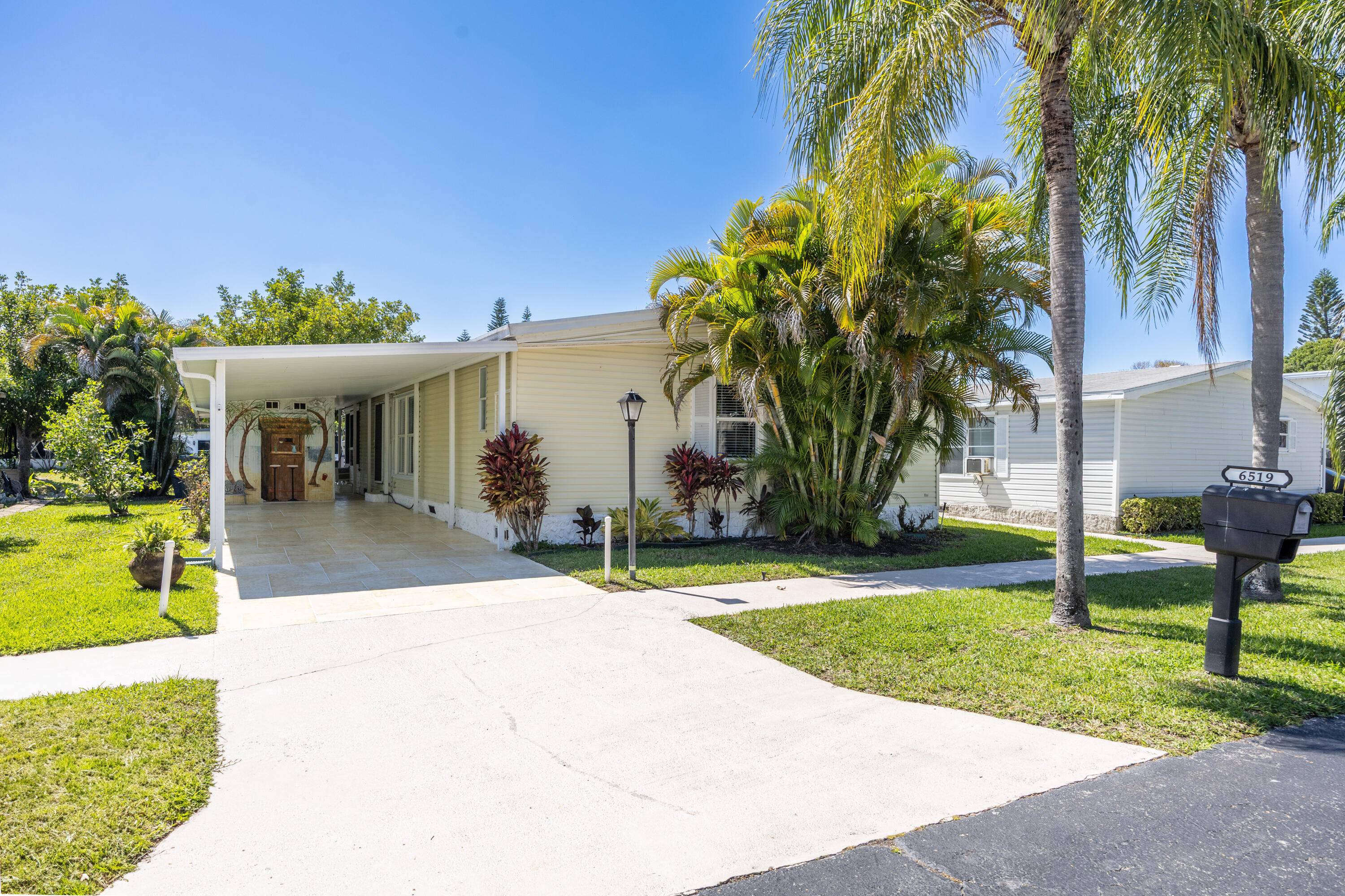DON'T MISS THE OPPORTUNITY TO SEE THIS BEAUTIFUL HOME WITH 2 BEDROOMS, 2 BATHS, LARGE FLORIDA ROOM WITH A CANAL VIEW.