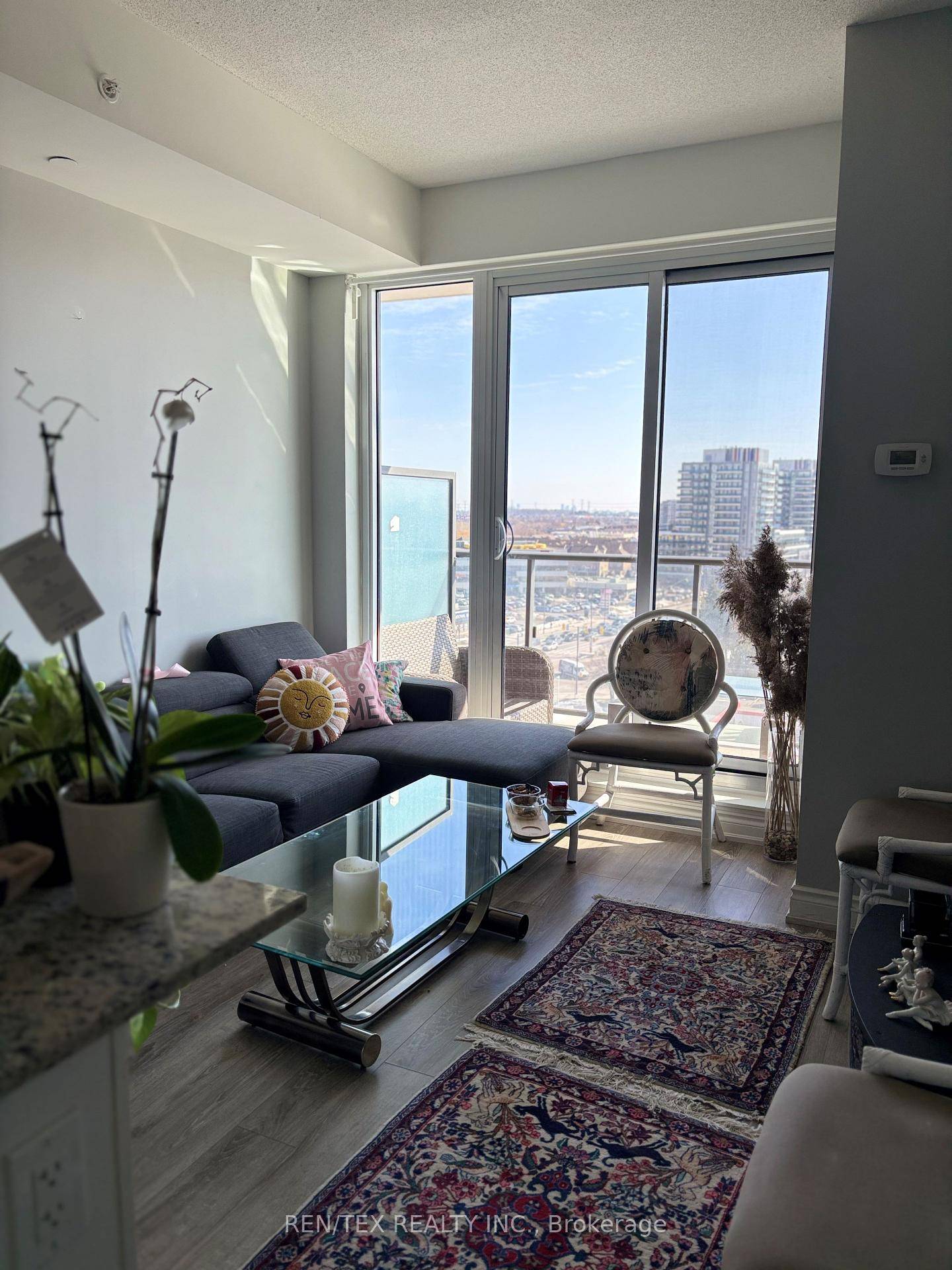Magnificent South Facing Condo Unit, Un Obstructed View at the Grand Palace Prime Richmond Hill Location Yonge St.