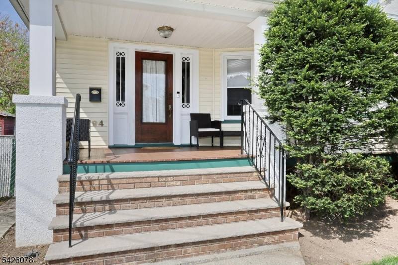 WELCOME HOME ! THIS BEAUTIFUL EXPANDED COLONIAL IS JUST RIGHT FOR YOU !