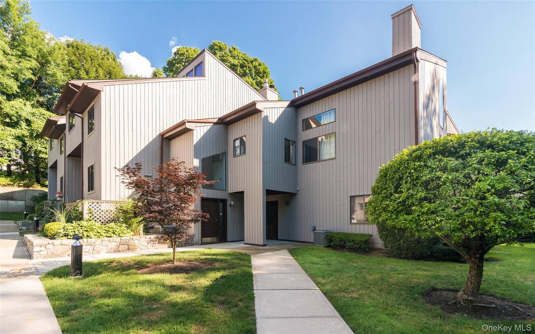 Walk to town shops, restaurants, park, library, community garden, farmers market and commuter train from this conveniently located well established condo complex in the heart of Chappaqua.