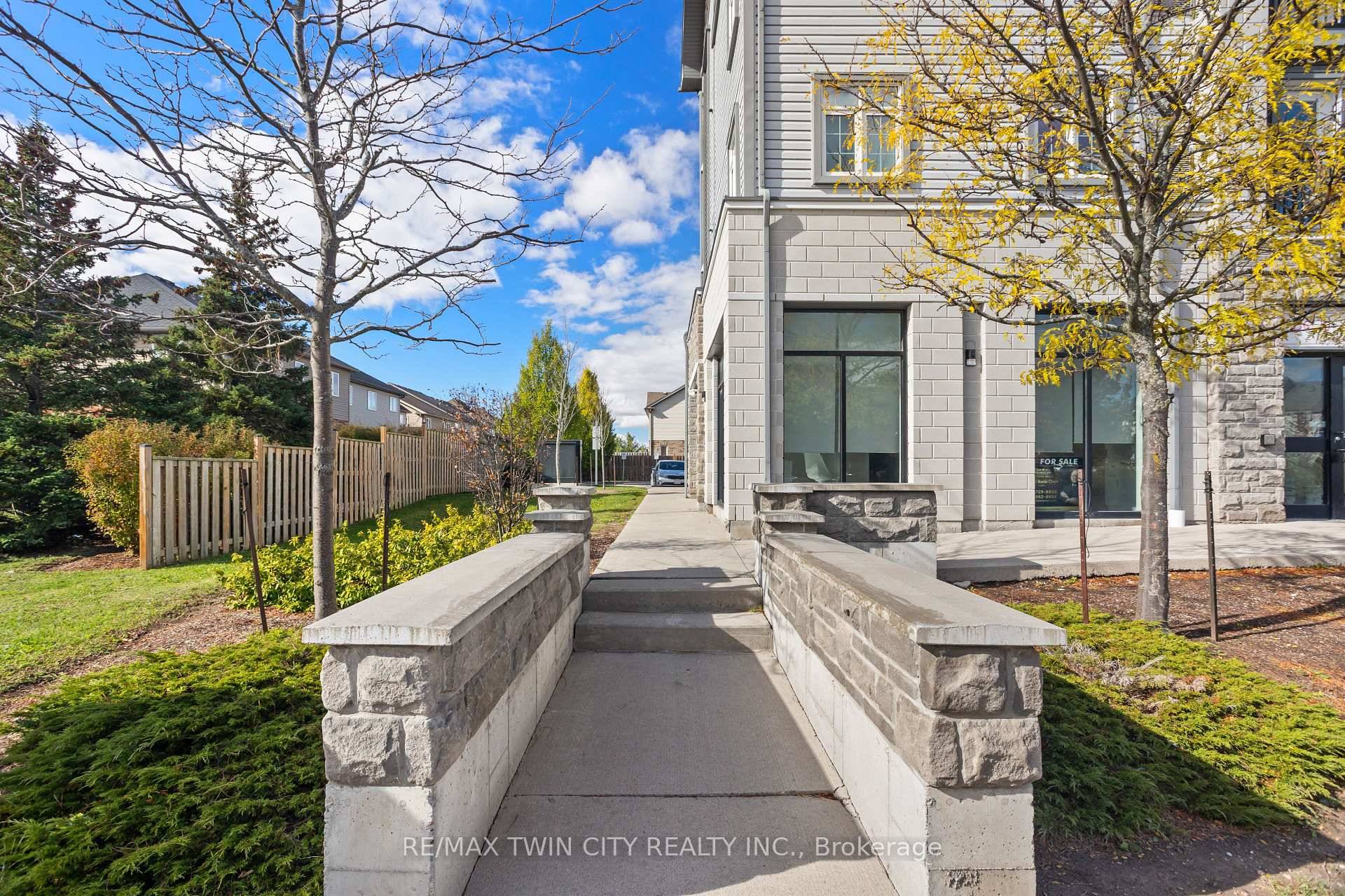 Comfortable 2 bedroom condo on Guelph's south end with 598 sq.