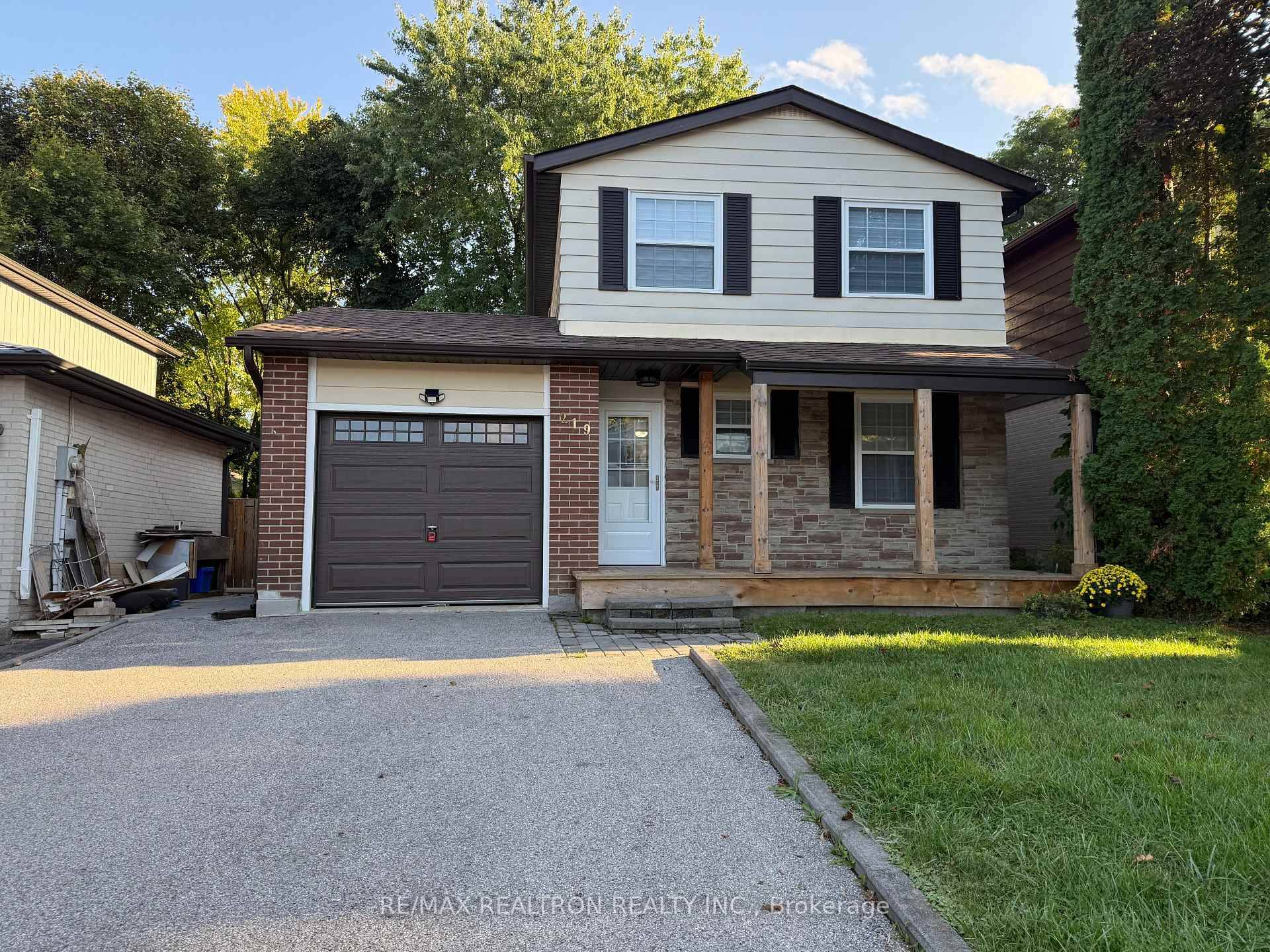 Renovated 3 Bedroom 2 Storey located in best part of Newmarket, Central Newmarket.