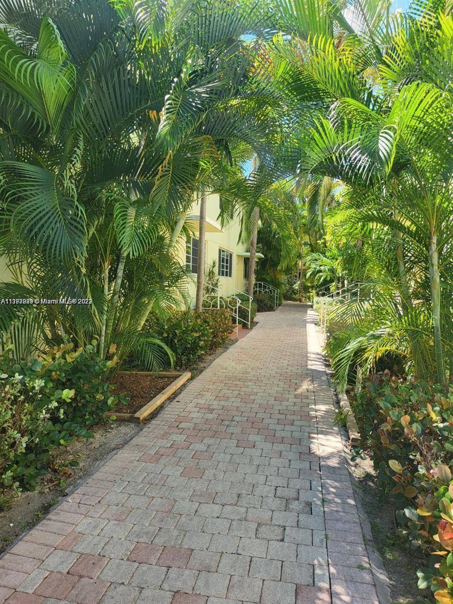 Large unit in quiet well kept building, 2 blocks from the beach and North Shore Park.