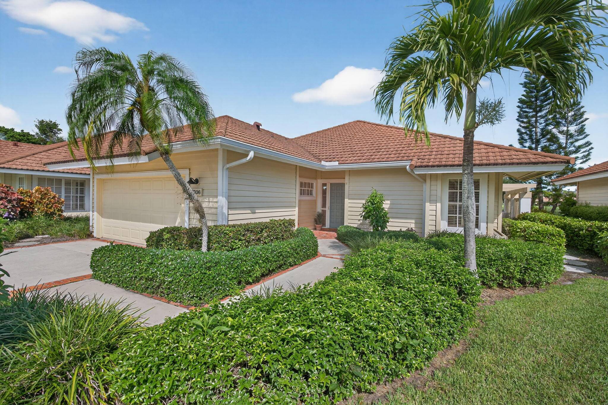 Desirable Winged Foot Cottage with Water Golf Views !