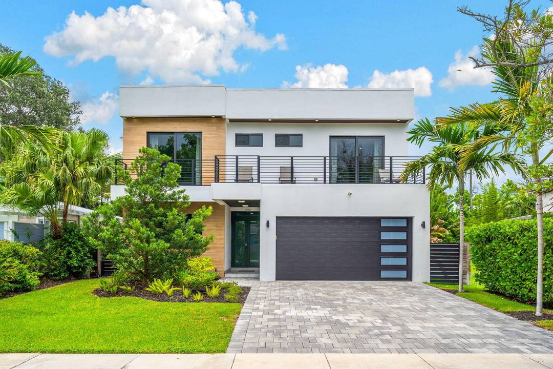 Located in the heart of Victoria Park, this like new 2023 built luxury pool home offers 4 bedrooms, 5 bathrooms, and 2, 871 sq ft of refined living space.