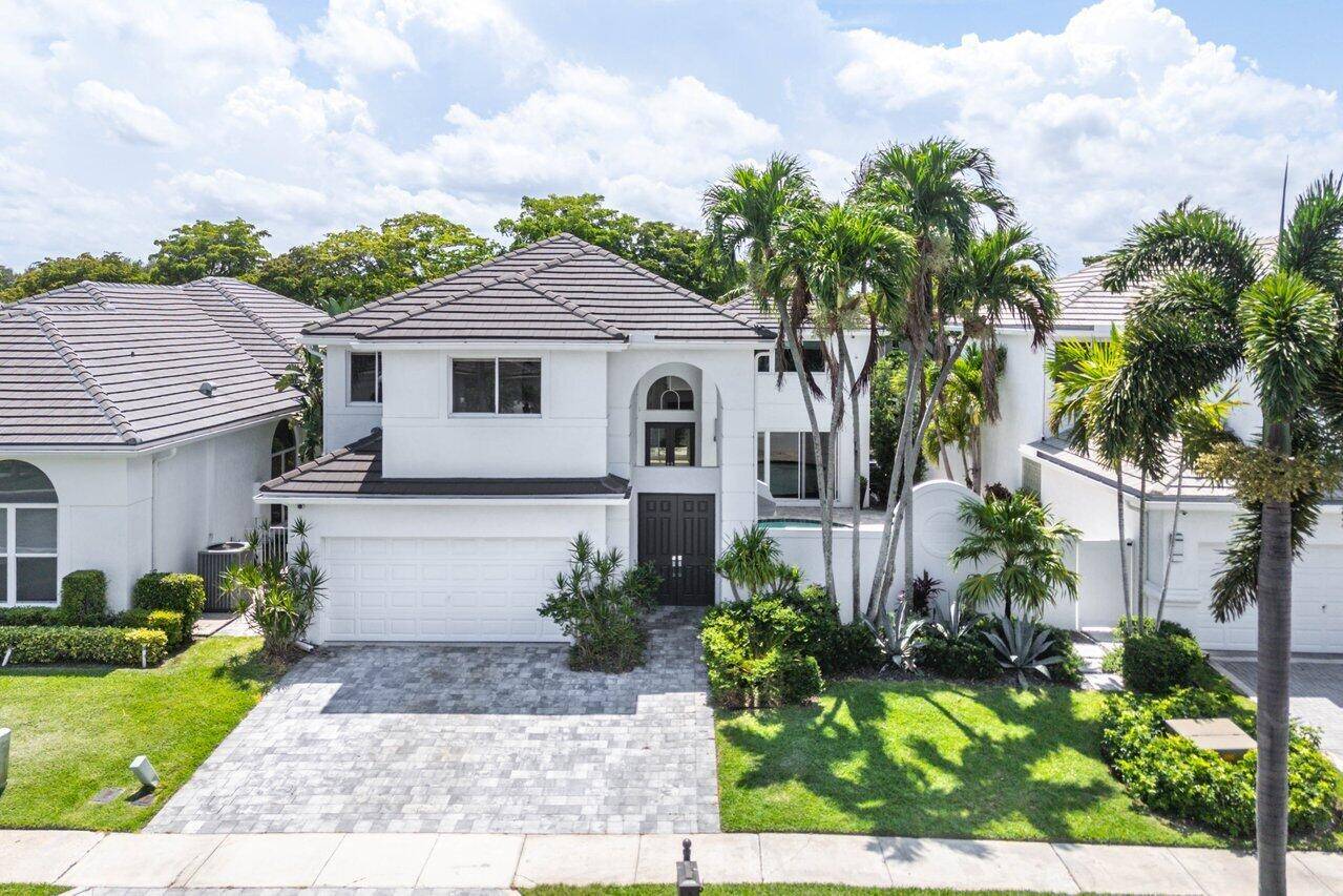 Located in the Regents Square section of Woodfield Country Club, this 5 bedroom, 4.