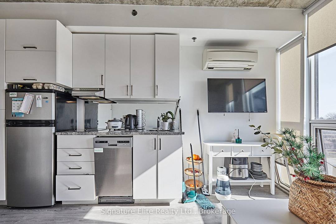 Discover the furnished and bright bachelor unit at 1900 Simcoe Street, boasting soaring ceilings and captivating views of the adjacent expansive park, greenspace, and charming suburban homes !