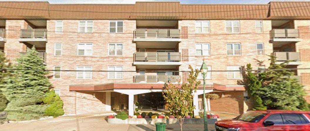 Welcome to this generously sized 1 bedroom, 2 full bath co op located in a desirable building with 24 hour doorman.