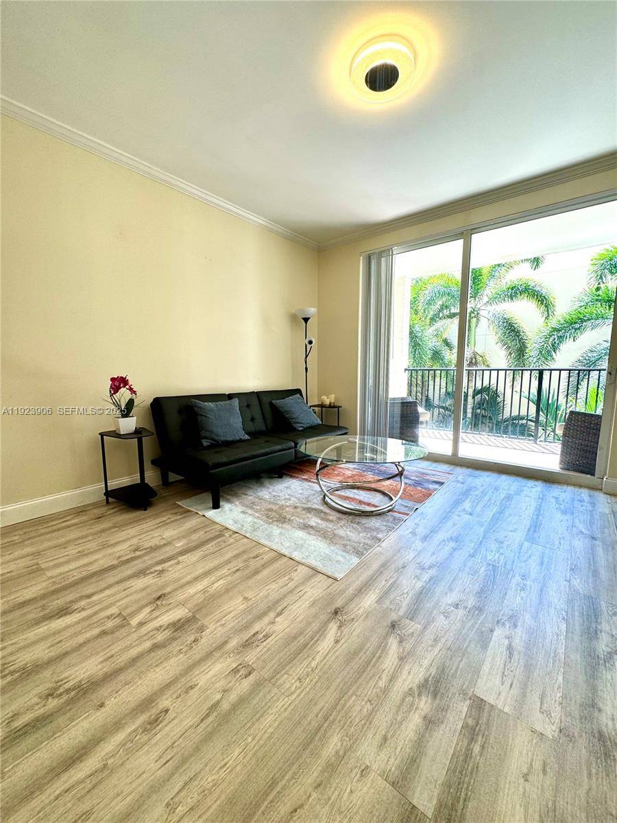 Beautiful 1 bedroom 1 bath located in the heart of Sunny Isles, washer and dryer inside, walking distance to the beach, shops and restaurants.