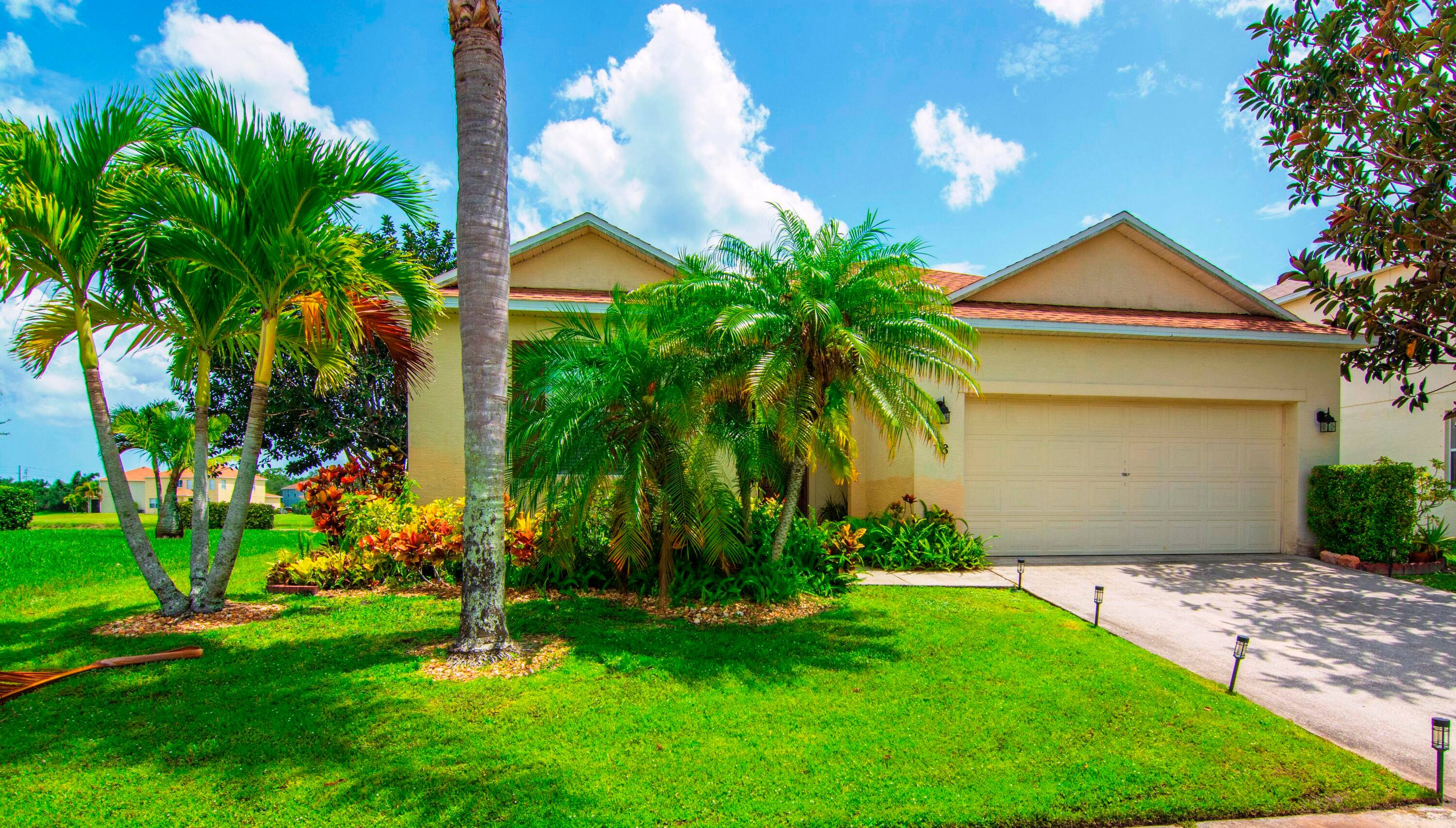 Stunning lakefront 3BR 2BA home in the gated community of Carriage Lakes !