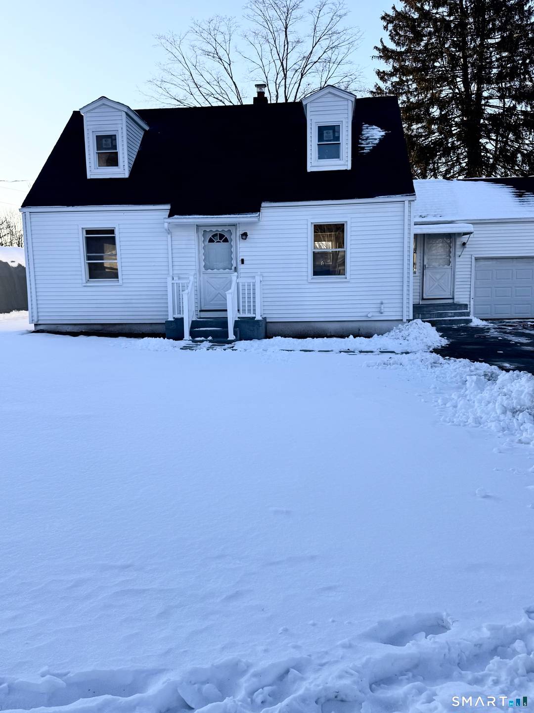 Discover a prime location right on the East Haven line in one of the area's most desirable neighborhoods.