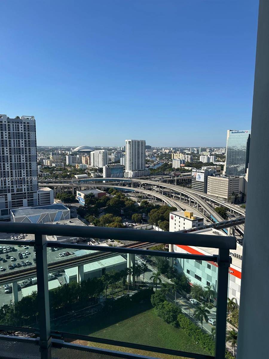 STUNNING CITY AND MIAMI RIVER VIEWS FORM THIS 2 BDRMS 2 BTH IN THE HEART OF BRICKELL amp ; DOWNTOWN.