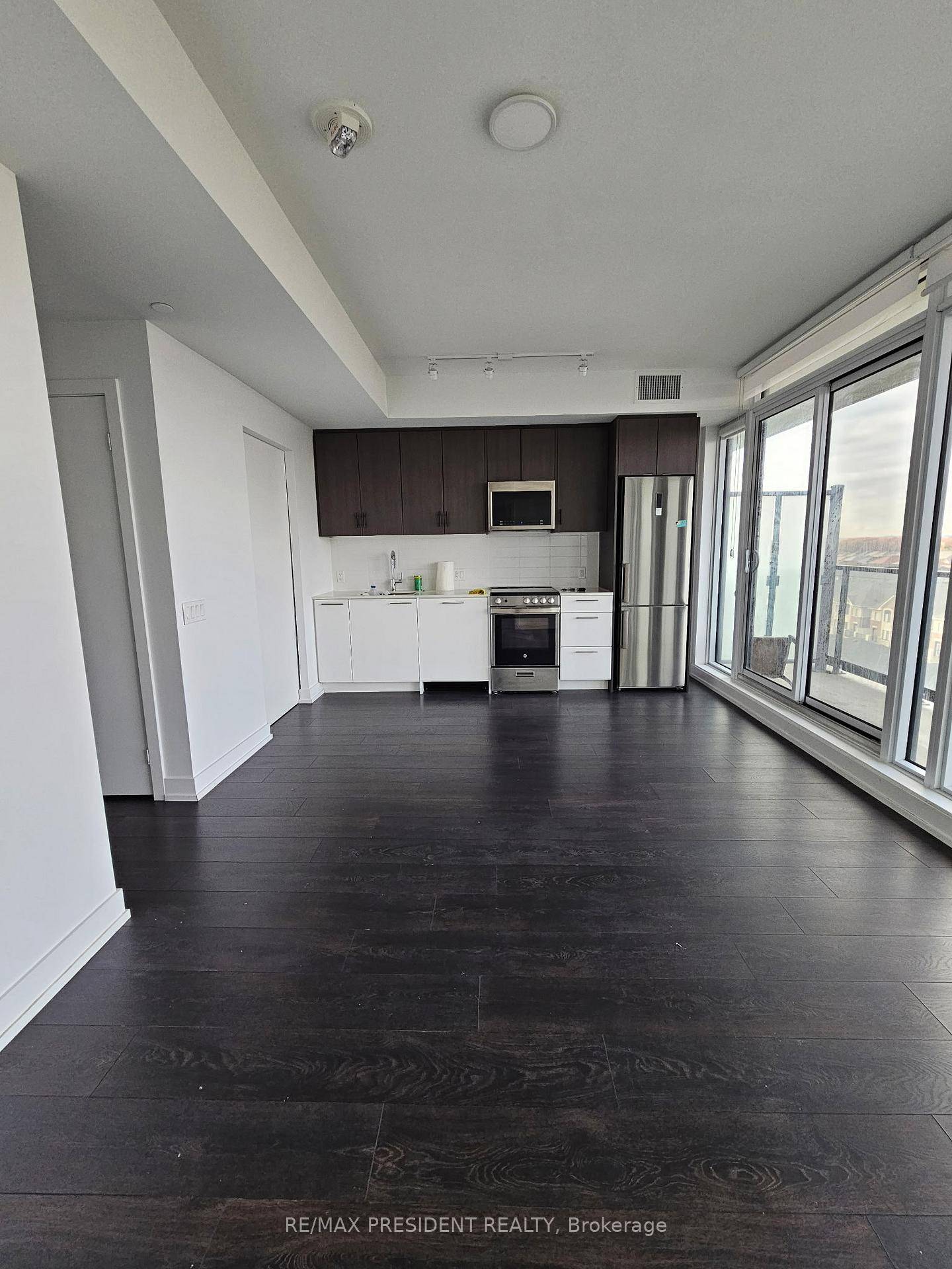 1 Bedroom Den can also be used as a bedroom and an office space, 2 washrooms, comes with 1 parking, locker and open balcony Popular neighborhood in Northwest Brampton's Mount ...
