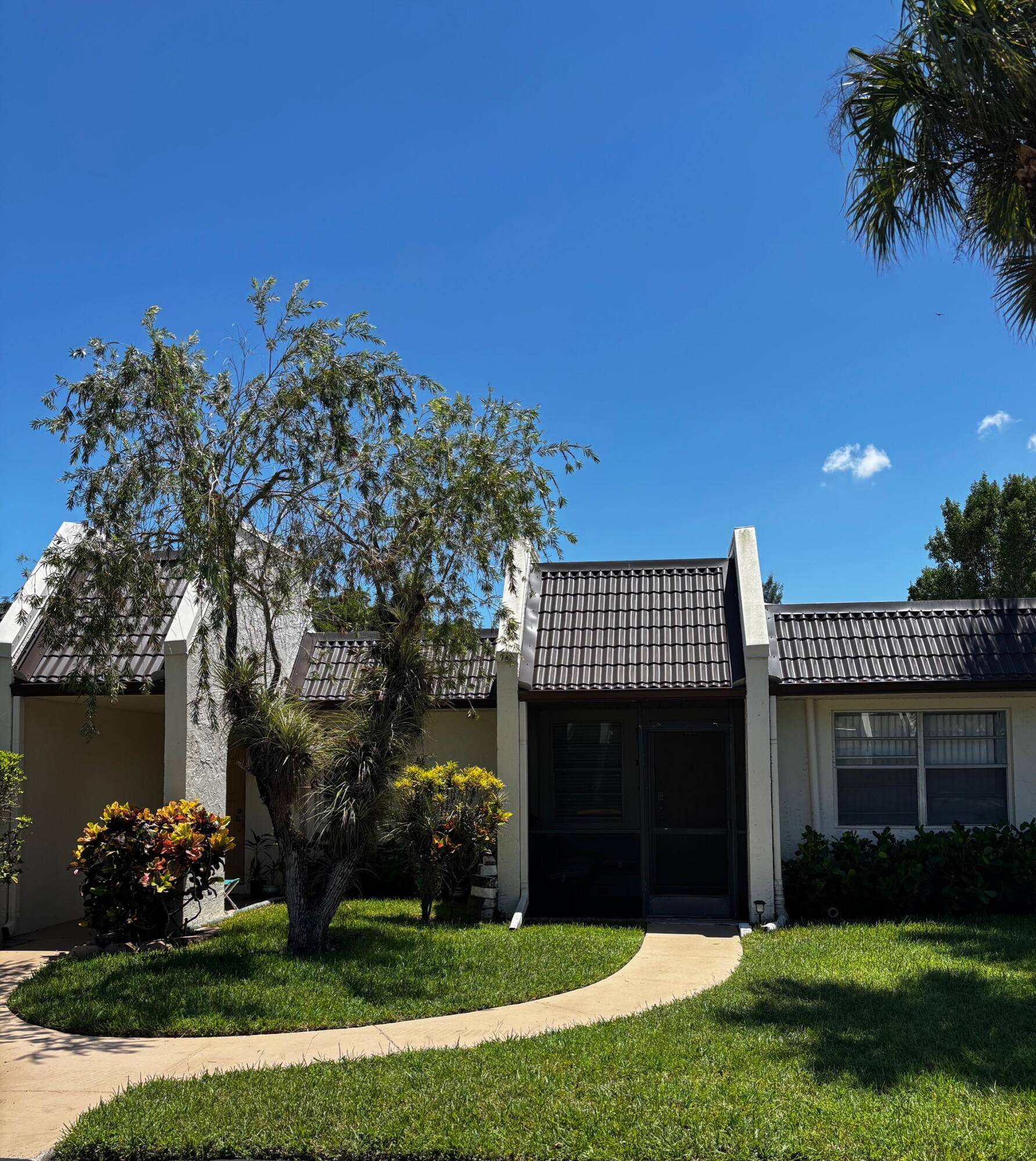 LOCATION Location ! Next to pool, near house of worship and situated on a beautiful spot on the canal, this Golden Lakes villa has a recently renovated FABULOUS white kitchen ...