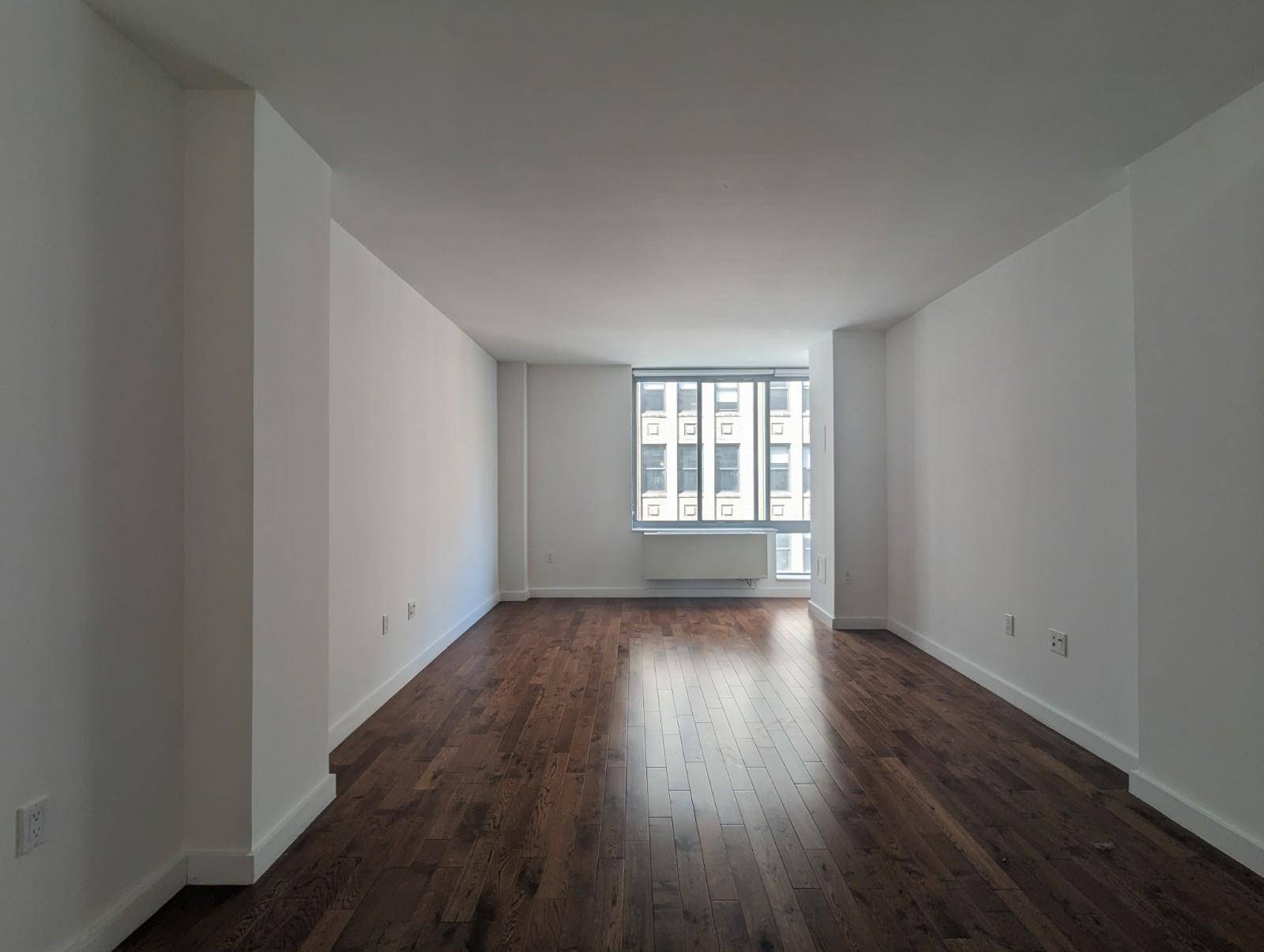 Sunny 1 Bed w Private Balcony !