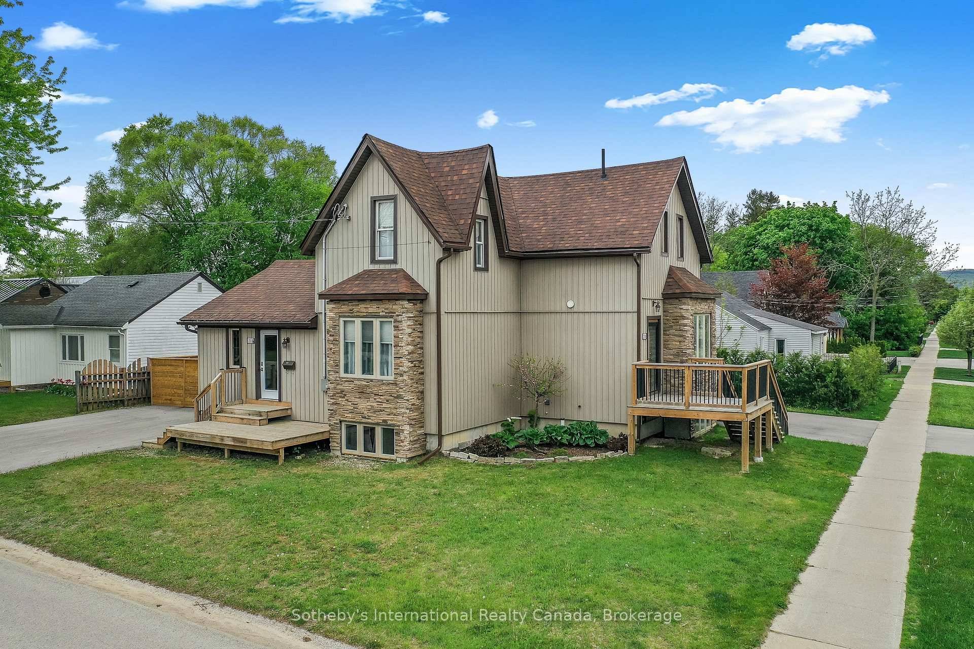 Recently Renovated Duplex in central Collingwood, containing 2 rental units with fantastic tenants in place.