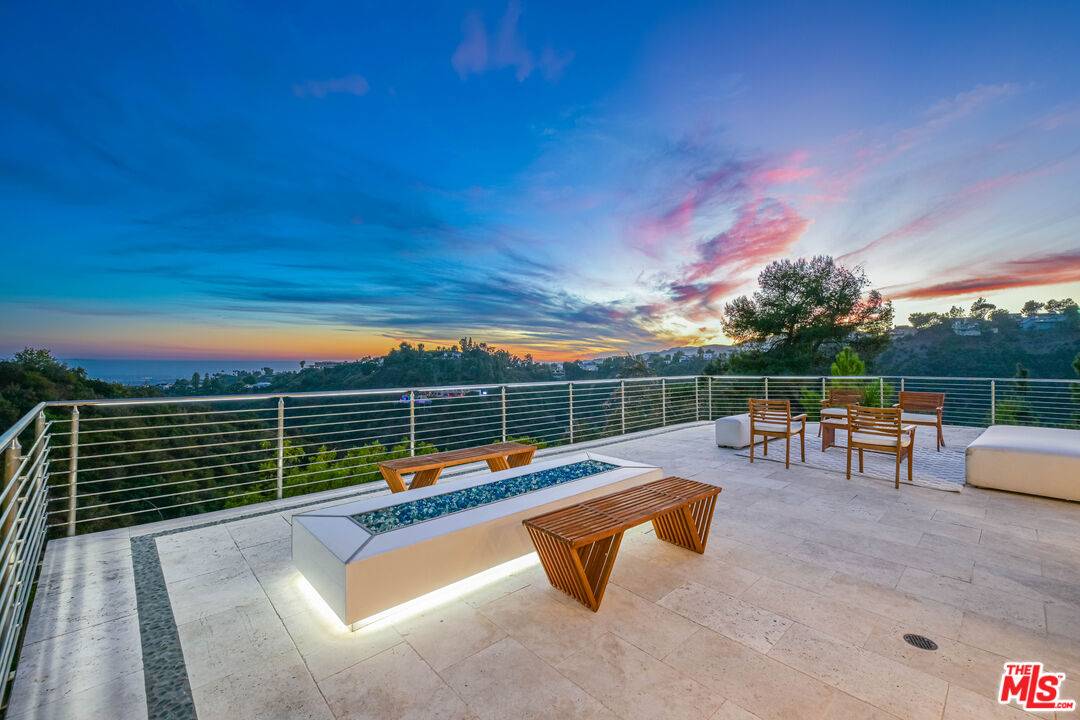 1121   Roberto Ln 6BR Bel Air La