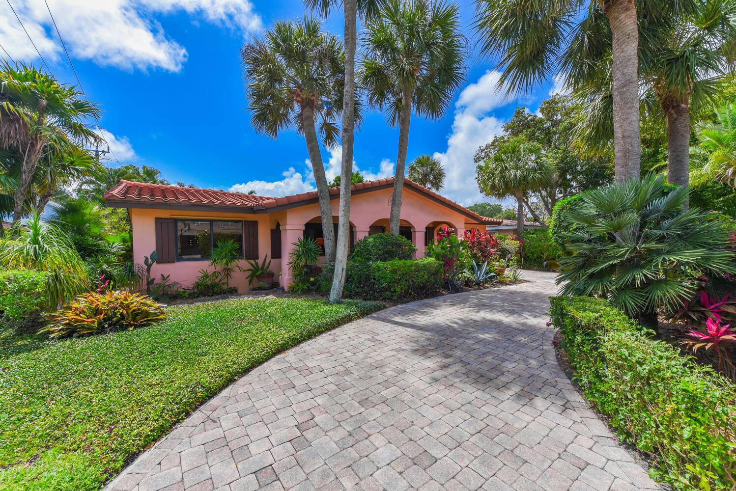 A true 1959 Mid Century Modern gem in Boca's historic Tunison Palms, adjacent to Old Floresta no HOA, just timeless design in a quiet, walkable neighborhood.