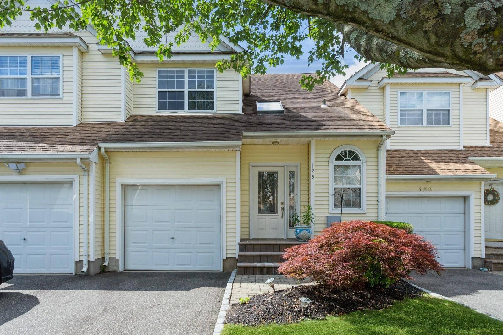 Estate Sale in Sought after Country Pointe in Melville.