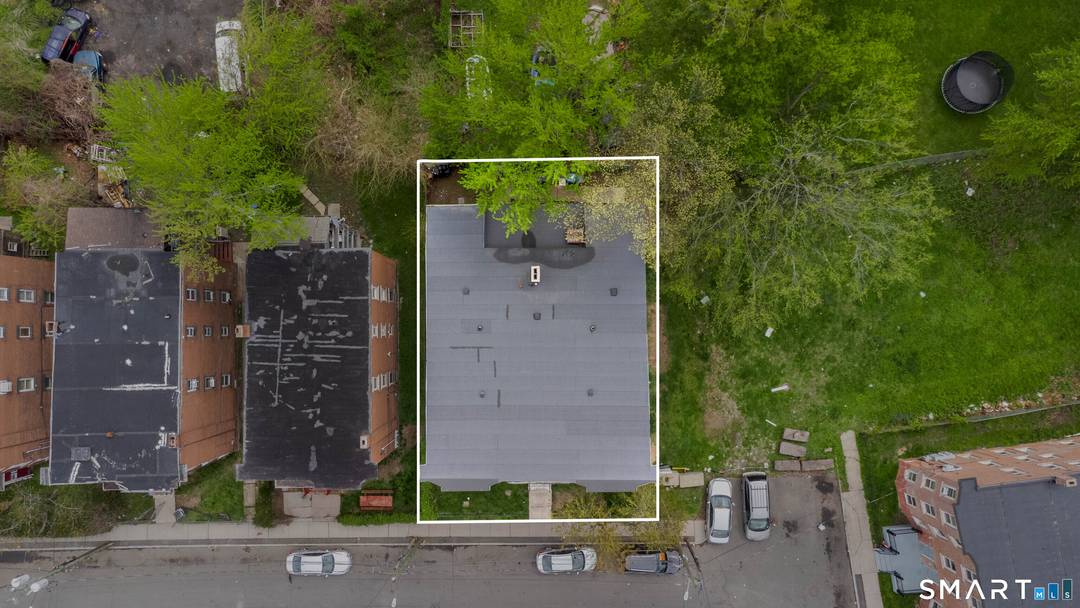 Excellent opportunity to acquire a well performing 6 unit multifamily property located just minutes from Downtown Hartford and major highways.