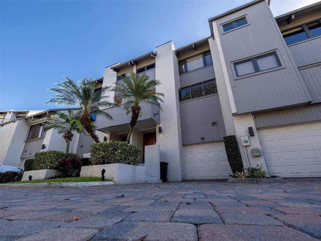 Welcome to your dream waterfront townhouse in the heart of Fort Lauderdale !